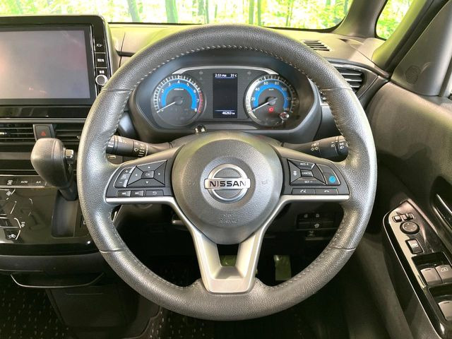 �C���e���A�ɍ��킹���f�U�C���̃X�e�A�����O�́A�^�]�������̂��Ƃ��l���A�^�]���₷���`��A�傫���ł��B�����x�A���ۂɐG���Ă��m���߂��������B