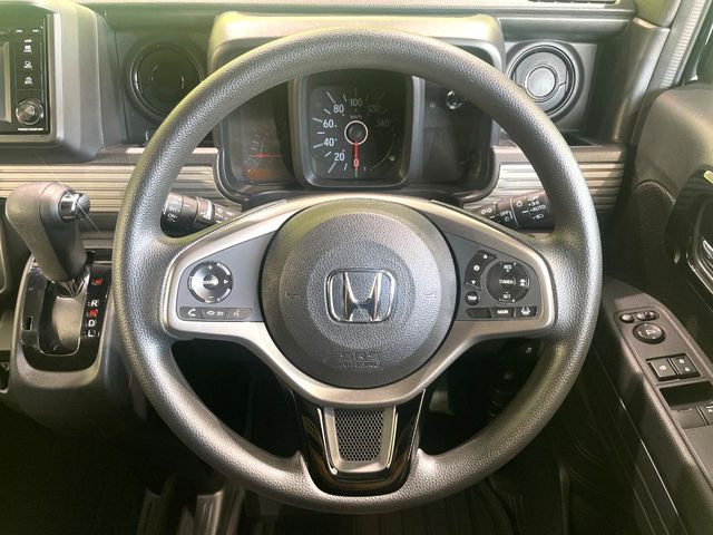 �C���e���A�ɍ��킹���f�U�C���̃X�e�A�����O�́A�^�]�������̂��Ƃ��l���A�^�]���₷���`��A�傫���ł��B�����x�A���ۂɐG���Ă��m���߂��������B