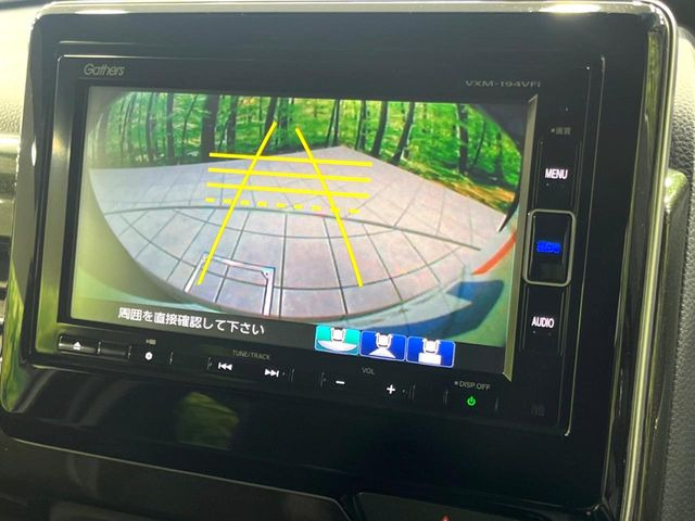 【バックカメラ】駐車時に後方がリアルタイム映像で確認できます。大型商業施設や立体駐車場での駐車時や、夜間のバック時に大活躍!運転スキルに関わらず、今や必須となった装備のひとつです!