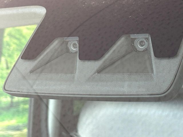 【スマートアシスト】走行中に前方の車両等を認識し、衝突しそうな時は警報とブレーキで衝突回避と被害軽減をアシスト。より安全にドライブをお楽しみいただけます。