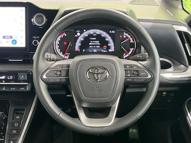�C���e���A�ɍ��킹���f�U�C���̃X�e�A�����O�́A�^�]�������̂��Ƃ��l���A�^�]���₷���`��A�傫���ł��B�����x�A���ۂɐG���Ă��m���߂��������B