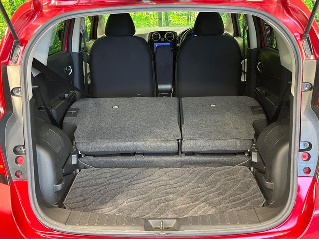 積み下ろしのしやすいデッキにはたっぷりと荷物を積み込んでいただけます。遊びから仕事まで、様々なシーンで頼れます♪