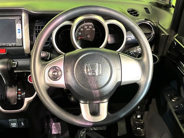�C���e���A�ɍ��킹���f�U�C���̃X�e�A�����O�́A�^�]�������̂��Ƃ��l���A�^�]���₷���`��A�傫���ł��B�����x�A���ۂɐG���Ă��m���߂��������B