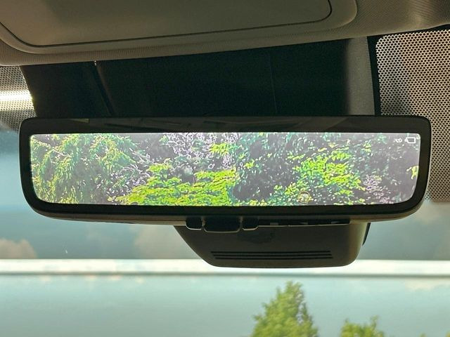 【デジタルインナーミラー】後席の大きな荷物や同乗者で後方が確認しづらい時でも安心!カメラが撮影した車両後方の映像をルームミラー内に表示。クリアな視界で状況の確認が可能です!