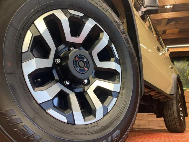 �y����16�C���`�A���~�z�C�[���z�O�ςɃ}�b�`���������A���~�z�C�[���𑕒����Ă���܂��B�e��ЊO�A���~�z�C�[����A�X�^�b�h���X�^�C�����戵�����Ă���܂��B���񂲑��k����������