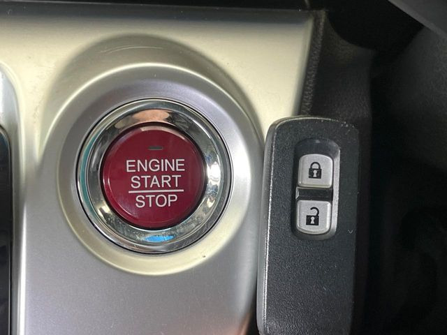 �yHonda�X�}�[�g�L�[�z�J�o����|�P�b�g�ɓ��ꂽ�܂܂ł��h�A�̎{���E�������\�ȃX�}�[�g�L�[�𑕔��B�G���W���̃I���E�I�t�����J�M�����o���K�v����������Ƃ��Ă��֗��ł���
