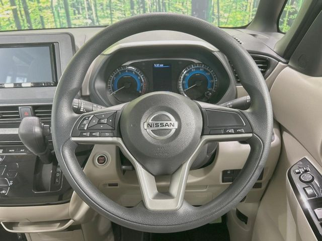 �C���e���A�ɍ��킹���f�U�C���̃X�e�A�����O�́A�^�]�������̂��Ƃ��l���A�^�]���₷���`��A�傫���ł��B�����x�A���ۂɐG���Ă��m���߂��������B