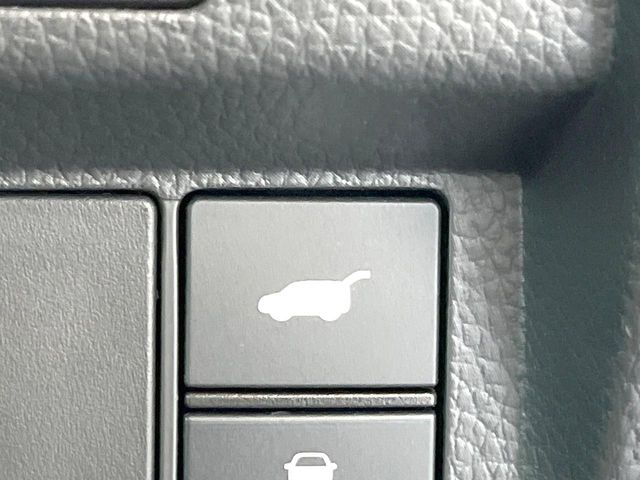 【パワーバックドア】スマートキーや運転席のボタンを押すだけでリアゲートが自動で開閉します!荷物を持っている時や、高い位置にあるバックドアを閉める際に便利な機能です♪
