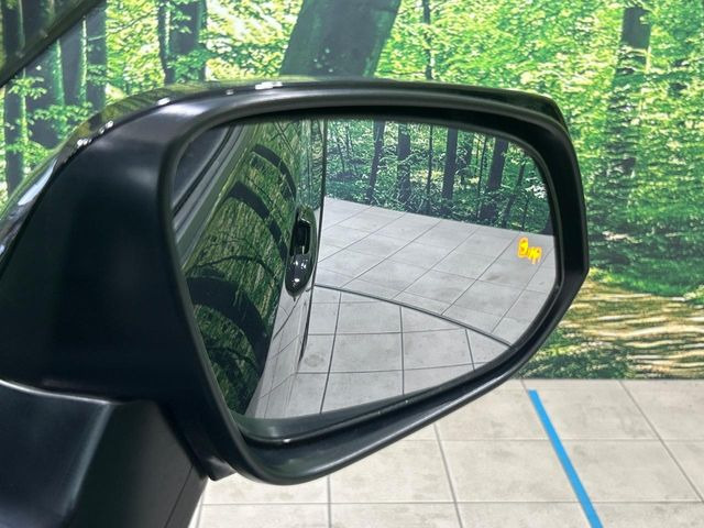 【ブラインドスポットモニター】走行中、ドアミラーの死角になりやすい箇所に後続車が接近するとサイドミラーのレンズに警告を表示!ドライバーに注意喚起をしてくれます。