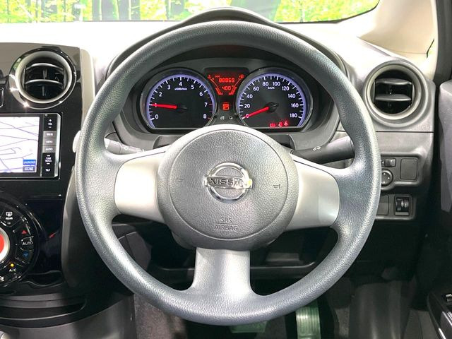 �C���e���A�ɍ��킹���f�U�C���̃X�e�A�����O�́A�^�]�������̂��Ƃ��l���A�^�]���₷���`��A�傫���ł��B�����x�A���ۂɐG���Ă��m���߂��������B