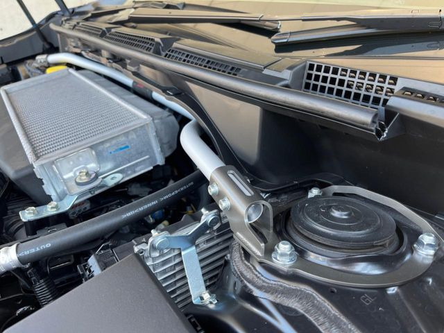【STIタワーバー】お車の剛性を高めるタワーバーを装備。よりスムーズなコーナリング走行が可能となり、走りも楽しめます。