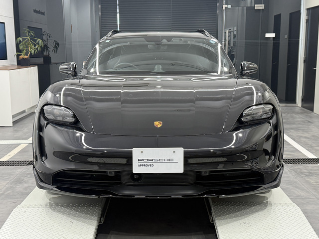 タイカンクロスツーリスモ4S 4+1シート 4WD