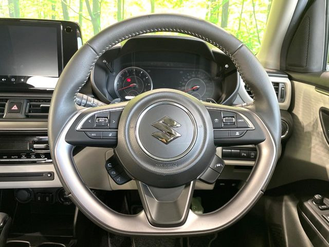 �C���e���A�ɍ��킹���f�U�C���̃X�e�A�����O�́A�^�]�������̂��Ƃ��l���A�^�]���₷���`��A�傫���ł��B�����x�A���ۂɐG���Ă��m���߂��������B