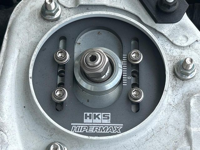 �yHKS�ԍ����z�ԍ����Ⴍ�Ȃ�A�X�^�C���b�V���Ȍ����ڂƂȂ��Ă���܂��B�ԗ��̏d�S�������鎖�ŁA���s���̈��萫�����サ�܂���