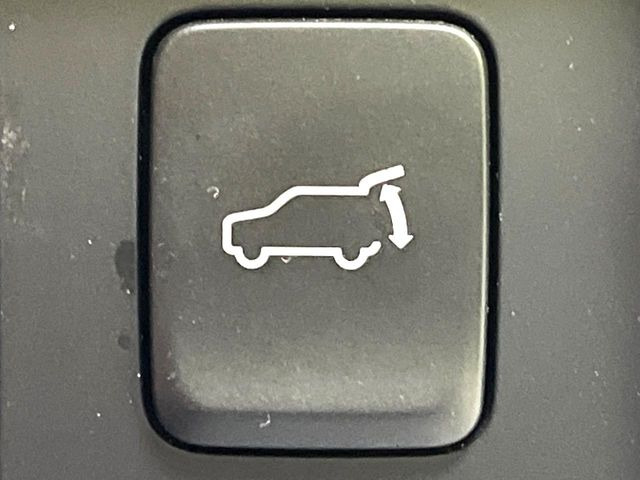 【パワーバックドア】スマートキーや運転席のボタンを押すだけでリアゲートが自動で開閉します!荷物を持っている時や、高い位置にあるバックドアを閉める際に便利な機能です♪