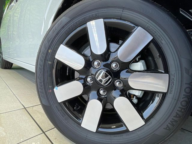 �y����15�C���`�A���~�z�C�[���z�O�ςɃ}�b�`���������A���~�z�C�[���𑕒����Ă���܂��B�e��ЊO�A���~�z�C�[����A�X�^�b�h���X�^�C�����戵�����Ă���܂��B���񂲑��k����������