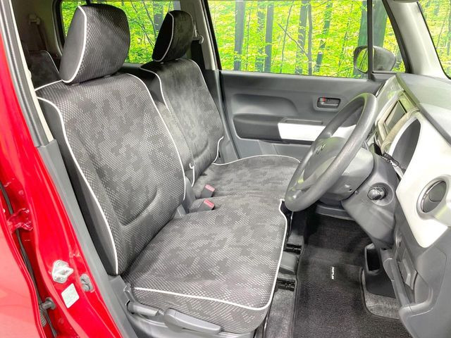 運転席まわりには十分なスペースがあり、大柄な方でもゆったり運転していただける環境です。