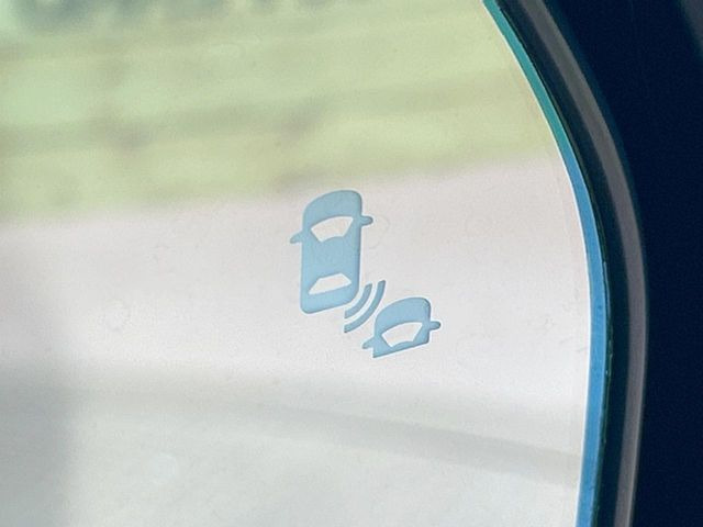 【ブラインドスポットモニター】走行中、ドアミラーの死角になりやすい箇所に後続車が接近するとサイドミラーのレンズに警告を表示!ドライバーに注意喚起をしてくれます。