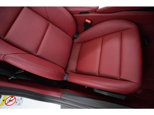 4.0L�����Ό�6�C���̎��R�z�C�G���W���𓋍ڂ��A400PS�𔭊��B�^�[�{�ł͖��킦�Ȃ�����]�܂ŋC�����悭���G���W���t�B�[���ƁA�~�b�h�V�b�v�Ȃ�ł̗͂D�ꂽ�n���h�����O�����͂ł��B
