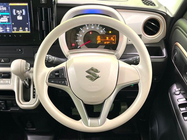 �C���e���A�ɍ��킹���f�U�C���̃X�e�A�����O�́A�^�]�������̂��Ƃ��l���A�^�]���₷���`��A�傫���ł��B�����x�A���ۂɐG���Ă��m���߂��������B