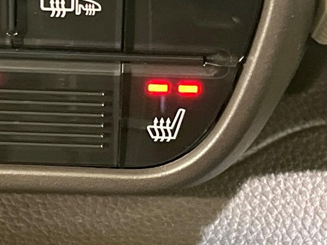 【シートヒーター】寒い日に重宝するシートヒーター!エアコンより早く温まってくれるので寒がりの人も安心ですね♪エアコンの温風は乾燥するから苦手、という方にもをおすすめです。