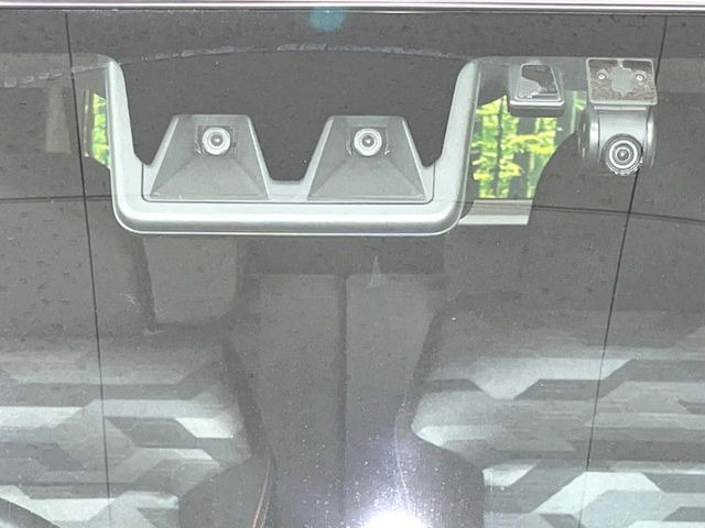 【スマートアシスト】走行中に前方の車両等を認識し、衝突しそうな時は警報とブレーキで衝突回避と被害軽減をアシスト。より安全にドライブをお楽しみいただけます。