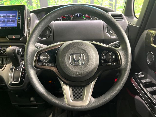 【ステアリングスイッチ】運転中、前方から目線をそらすことなく、オーディオ等の操作が可能な便利機能!安心&快適なドライブを演出してくれます♪