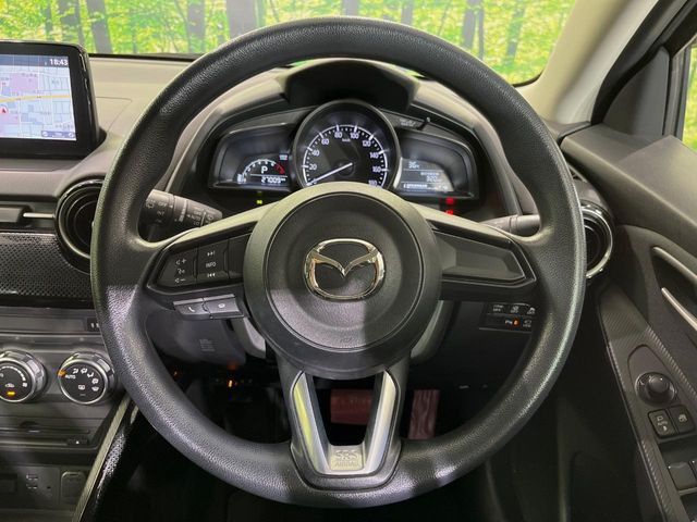 �C���e���A�ɍ��킹���f�U�C���̃X�e�A�����O�́A�^�]�������̂��Ƃ��l���A�^�]���₷���`��A�傫���ł��B�����x�A���ۂɐG���Ă��m���߂��������B