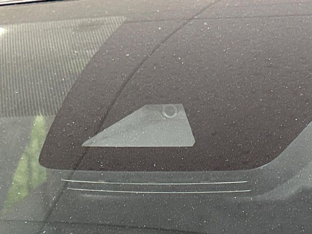【トヨタセーフティセンス】走行中に前方の車両等を認識し、衝突しそうな時は警報とブレーキで衝突回避と被害軽減をアシスト。より安全にドライブをお楽しみいただけます。