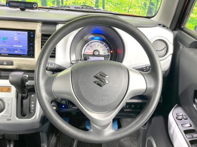 インテリアに合わせたデザインのステアリングは、運転される方のことも考え、運転しやすい形状、大きさです。是非一度、実際に触ってお確かめください。