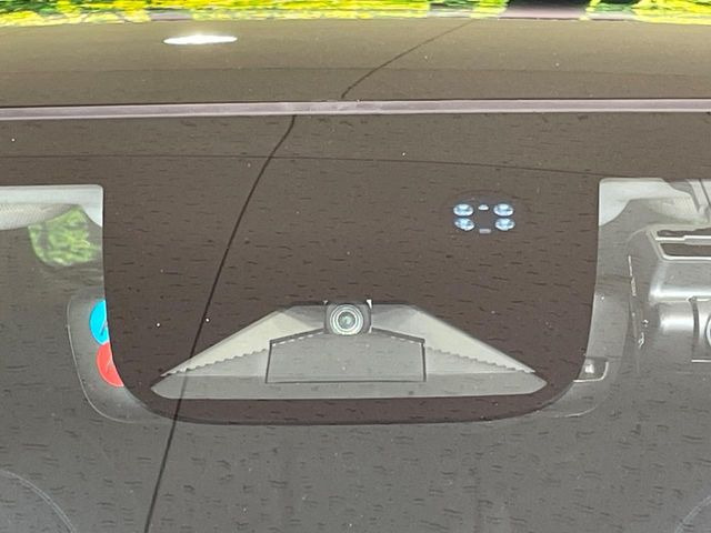 【ホンダセンシング】走行中に前方の車両等を認識し、衝突しそうな時は警報とブレーキで衝突回避と被害軽減をアシスト。より安全にドライブをお楽しみいただけます。
