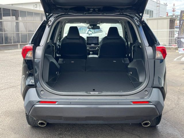 後席を格納すると、これだけの広さが!シーンに合わせたシートアレンジで、大きな荷物も積むことが出来ます♪
