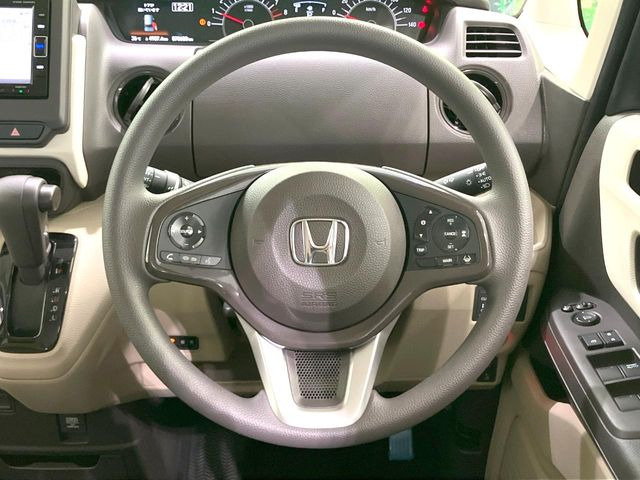 �C���e���A�ɍ��킹���f�U�C���̃X�e�A�����O�́A�^�]�������̂��Ƃ��l���A�^�]���₷���`��A�傫���ł��B�����x�A���ۂɐG���Ă��m���߂��������B