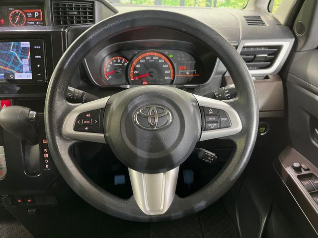 �C���e���A�ɍ��킹���f�U�C���̃X�e�A�����O�́A�^�]�������̂��Ƃ��l���A�^�]���₷���`��A�傫���ł��B�����x�A���ۂɐG���Ă��m���߂��������B