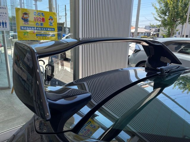 【大型リヤスポイラー】スポーツカーらしさがグッと引き立つ大型リヤスポイラーを装着♪高速走行時のスタビリティ(走行安定性)向上に役立ちます。