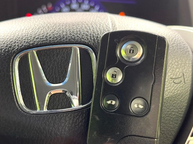 �yHonda�X�}�[�g�L�[�z�J�o����|�P�b�g�ɓ��ꂽ�܂܂ł��h�A�̎{���E�������\�ȃX�}�[�g�L�[�𑕔��B�G���W���̃I���E�I�t�����J�M�����o���K�v����������Ƃ��Ă��֗��ł���