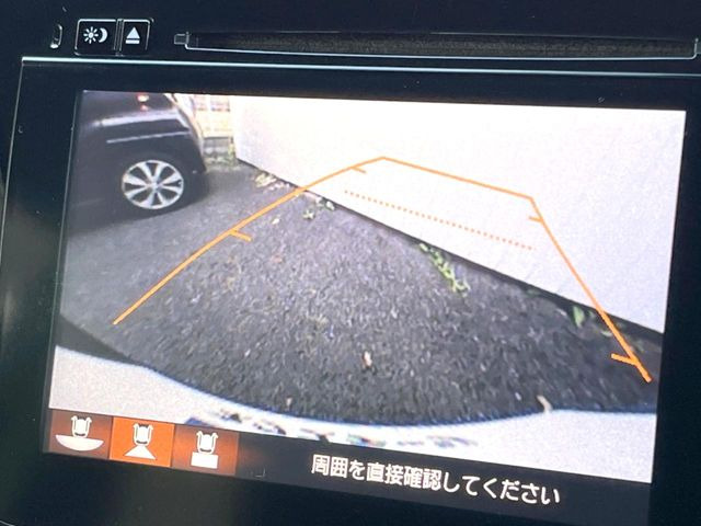 【バックカメラ】駐車時に後方がリアルタイム映像で確認できます。大型商業施設や立体駐車場での駐車時や、夜間のバック時に大活躍!運転スキルに関わらず、今や必須となった装備のひとつです!