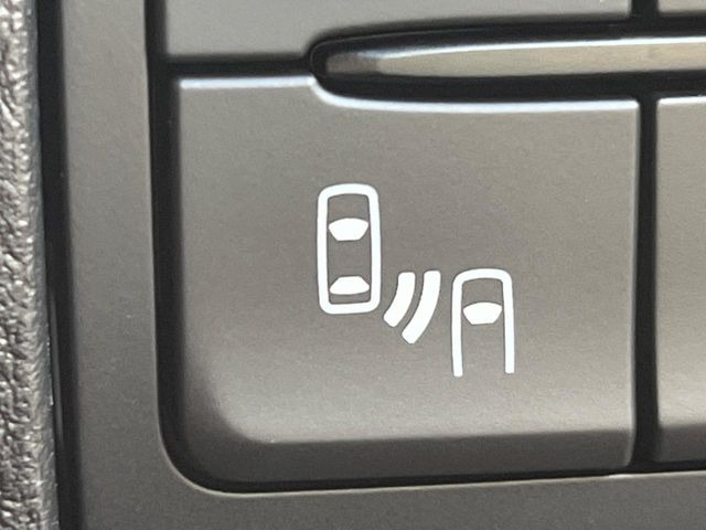 【ブラインドスポットモニタリング】走行中、ドアミラーの死角になりやすい箇所に後続車が接近するとサイドミラー付近に警告を表示、ドライバーに注意喚起をしてくれます。