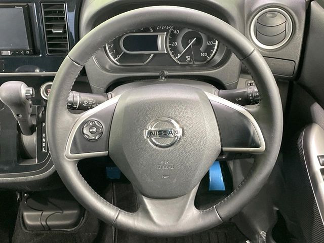 �C���e���A�ɍ��킹���f�U�C���̃X�e�A�����O�́A�^�]�������̂��Ƃ��l���A�^�]���₷���`��A�傫���ł��B�����x�A���ۂɐG���Ă��m���߂��������B