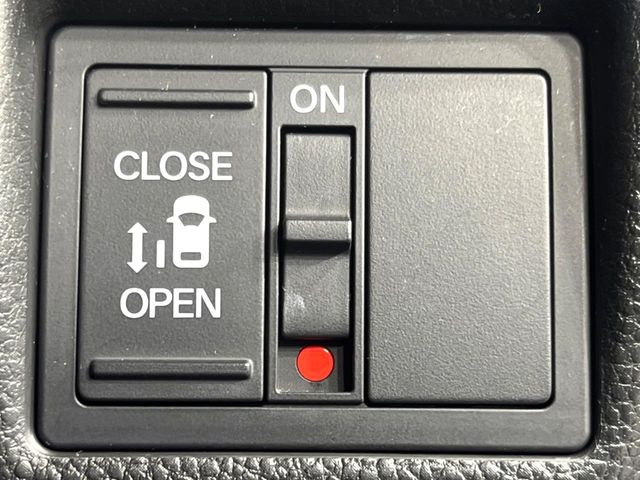 【パワースライドドア】スマートキーや運転席のスイッチでスライドドアの開閉が可能♪電動だから力を入れてドアを開ける必要が無く、小さいお子様でも、重い荷物を持っている時もラクに開け閉めできます♪