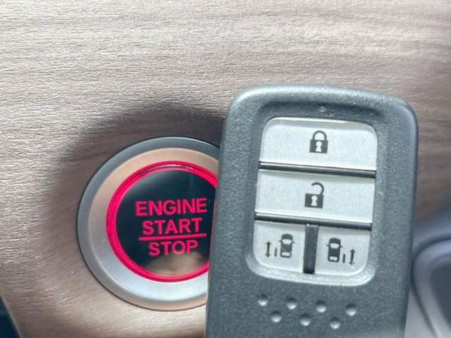 �yHonda�X�}�[�g�L�[�z�J�o����|�P�b�g�ɓ��ꂽ�܂܂ł��h�A�̎{���E�������\�ȃX�}�[�g�L�[�𑕔��B�G���W���̃I���E�I�t�����J�M�����o���K�v����������Ƃ��Ă��֗��ł���