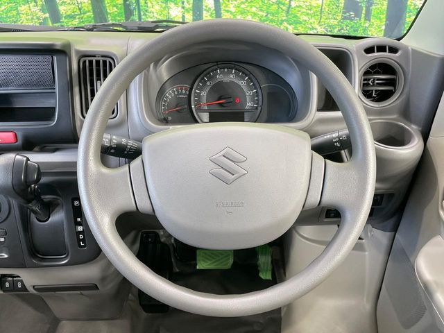 �C���e���A�ɍ��킹���f�U�C���̃X�e�A�����O�́A�^�]�������̂��Ƃ��l���A�^�]���₷���`��A�傫���ł��B�����x�A���ۂɐG���Ă��m���߂��������B