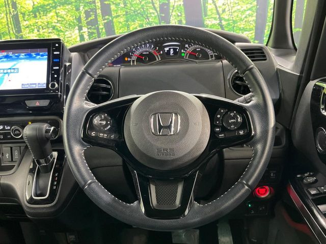 【純正革巻きステアリング】上質な革を使用することで、手にしっかり馴染みとても運転しやすいハンドルです♪