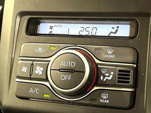 【オートエアコン】一度お好みの温度に設定すれば、車内の温度を検知し風量や温度を自動で調整。暑い&hellip;寒い&hellip;と何度もスイッチ操作をする必要はありません。快適な車内空間には必須の機能ですね♪