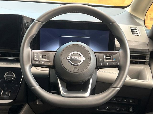 インテリアに合わせたデザインのステアリングは、運転される方のことも考え、運転しやすい形状、大きさです。是非一度、実際に触ってお確かめください。
