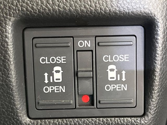 【両側パワースライドドア】スマートキーや運転席のスイッチで後席両側スライドドアの開閉が可能♪電動だから力を入れてドアを開ける必要が無く、小さなお子様でも簡単に開け閉めでき快適です♪