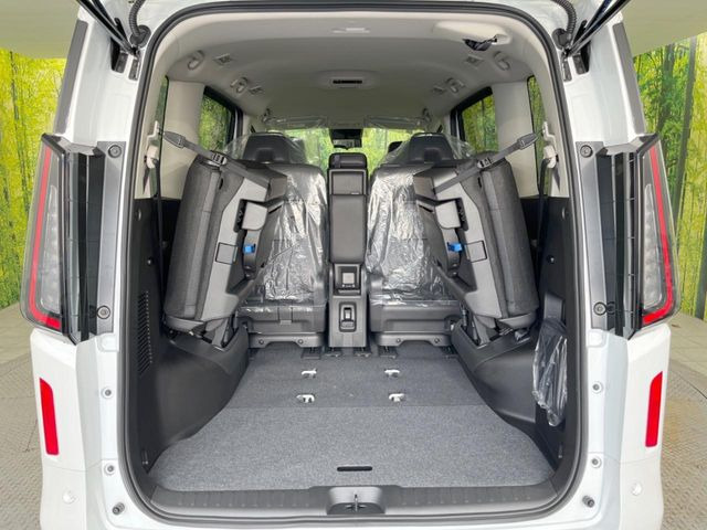 後席を格納すると、これだけの広さが!シーンに合わせたシートアレンジで、大きな荷物も積むことが出来ます♪