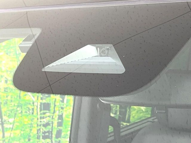 【ホンダセンシング】走行中に前方の車両等を認識し、衝突しそうな時は警報とブレーキで衝突回避と被害軽減をアシスト。より安全にドライブをお楽しみいただけます。