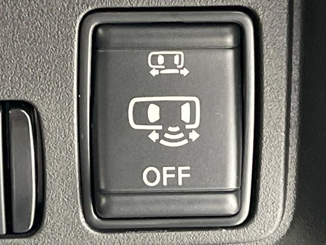 【ハンズフリー機能付き両側パワースライドドア】スライドドアの下に足先を入れてすぐ引くと、自動的にスライドドアが開閉します!荷物で両手がふさがった状態でも、ドアの開閉ができてとっても便利!