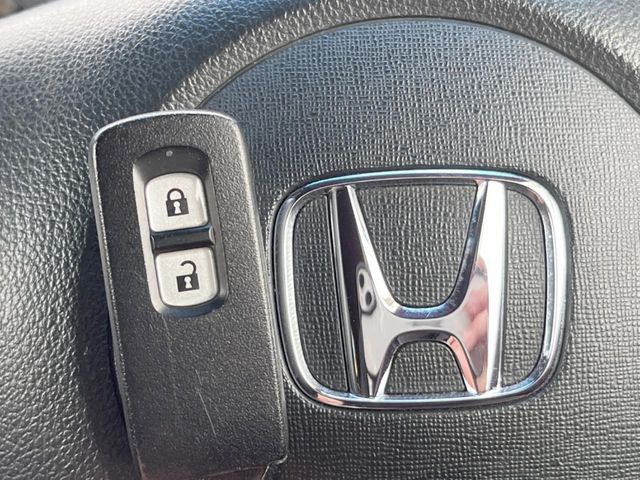�yHonda�X�}�[�g�L�[�z�J�o����|�P�b�g�ɓ��ꂽ�܂܂ł��h�A�̎{���E�������\�ȃX�}�[�g�L�[�𑕔��B�G���W���̃I���E�I�t�����J�M�����o���K�v����������Ƃ��Ă��֗��ł���